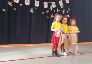 dziewczynki z nagrodami na scenie