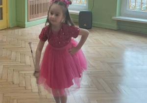 dziewczynka tańczy do układu Barbie