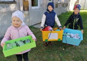 dzieci segregują śmieci