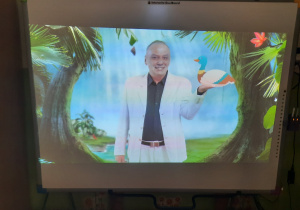 mężczyzna pokazuje kaczkę - zabawkę