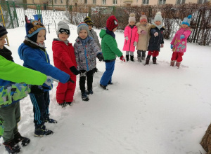 Tropienie śladów zwierząt na śniegu