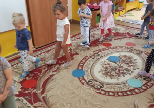 dzieci maszeruja po dywanie