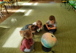 dzieci oglądają globus