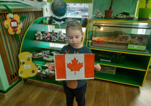 Dziewczynka prezentuje pokolorowaną flagę Kanady
